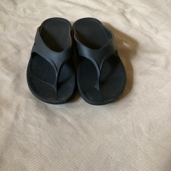 OOFOS Men's 8 Black Recovery Sandals Thongs Flip Flops Unisex (10 women) - Picture 2 of 5